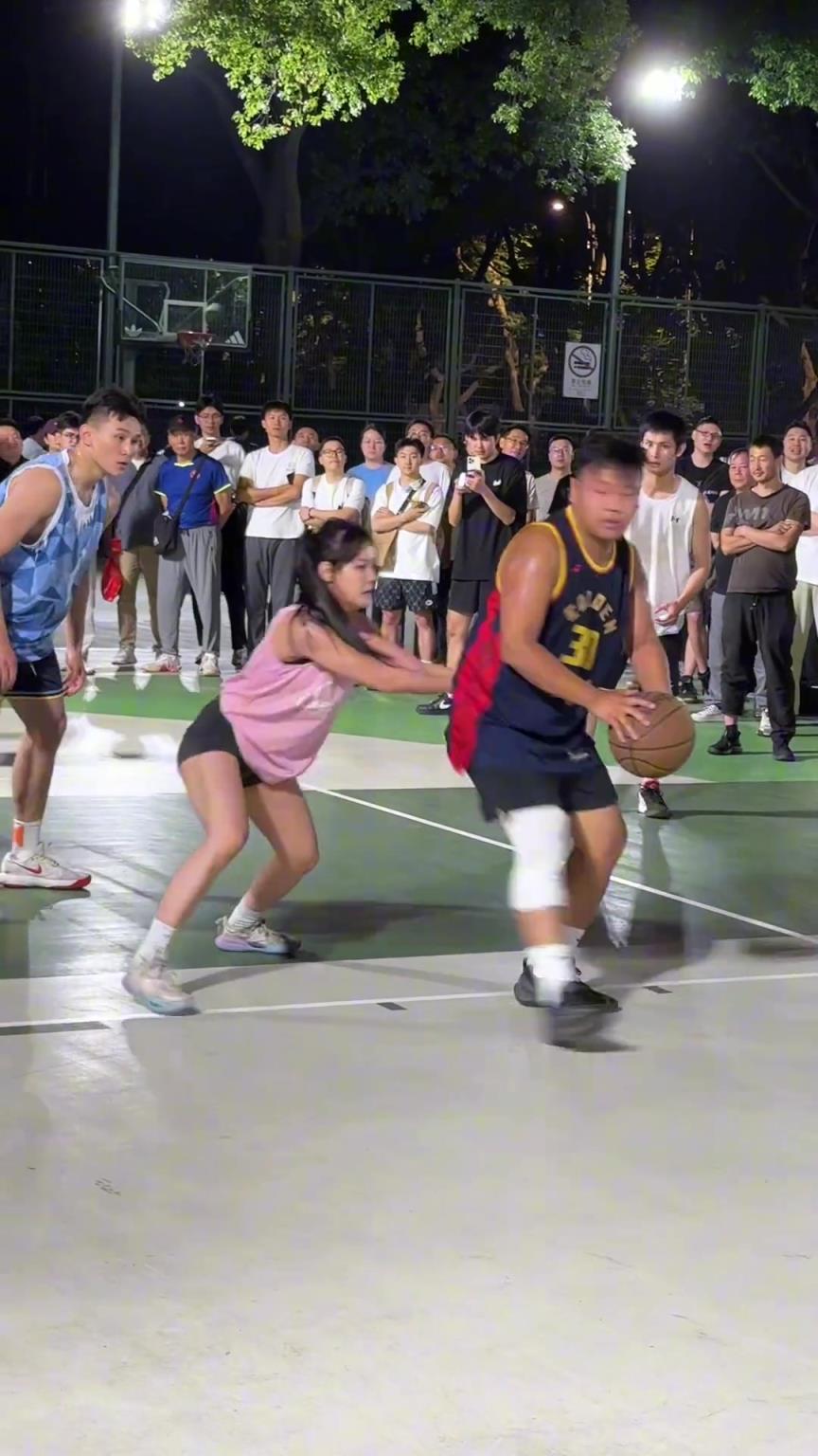 這哥們看見(jiàn)防自己的是女生，一個(gè)勁背打，球也不傳了